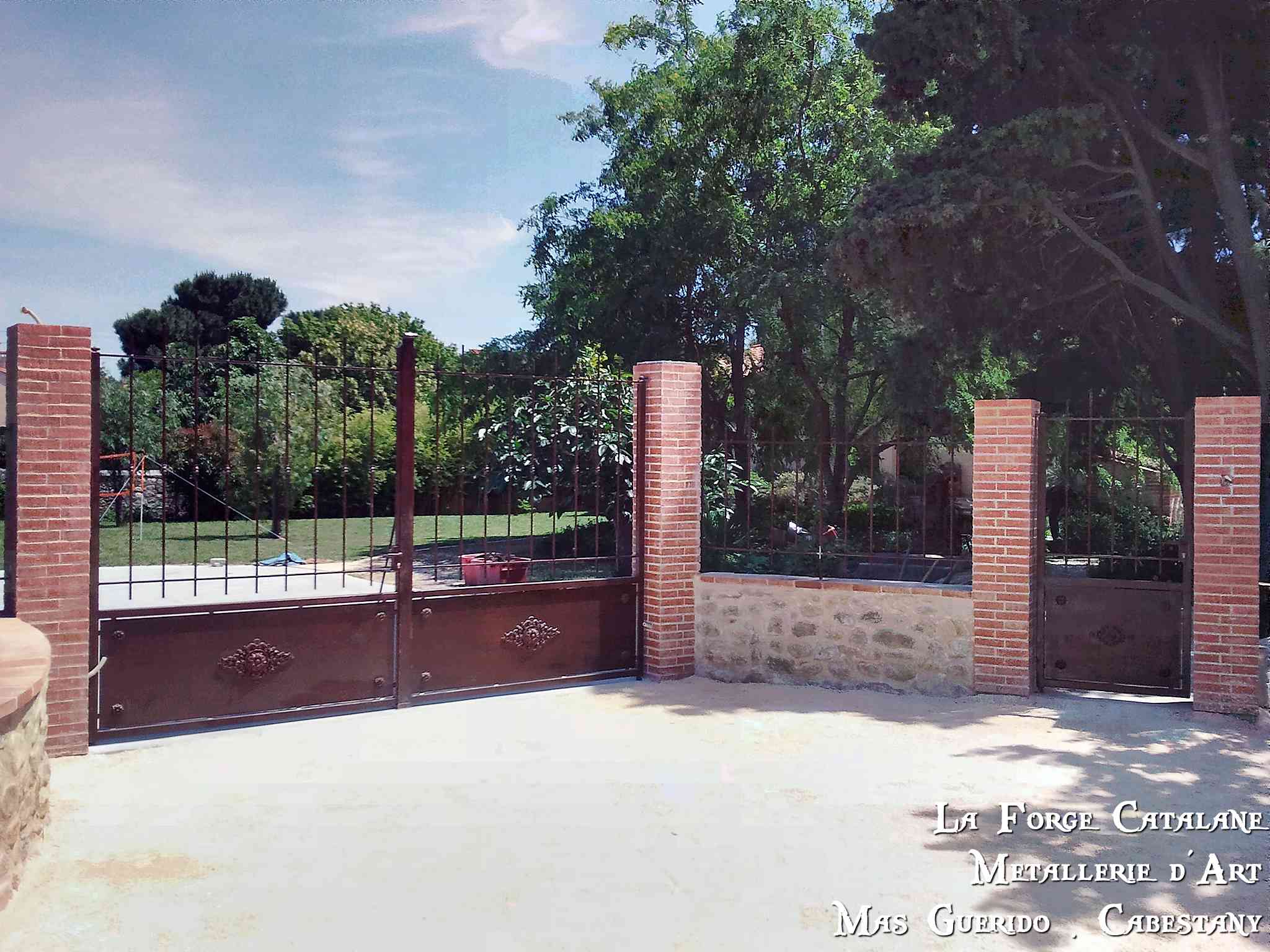 Portail soubassement tole typique provencal forge catalane.jpg